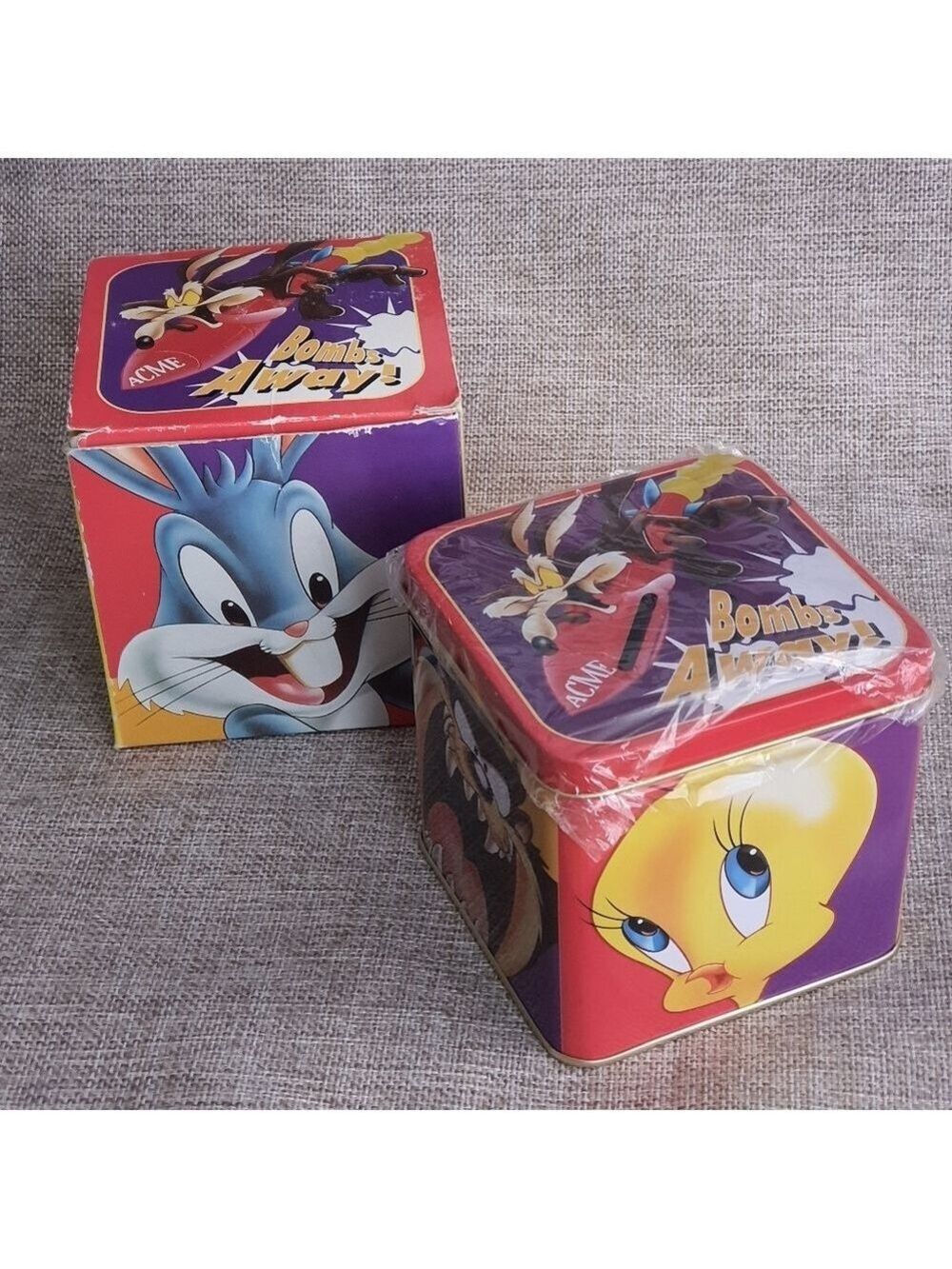 Vintage LOONEY TUNES Tin Bank with Original Box 1996